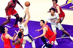 九游体育入口国际比赛日洛杉矶湖人扳平良机——NBA常规赛节点到来，目标明确，身体对抗强度拉满的简单介绍